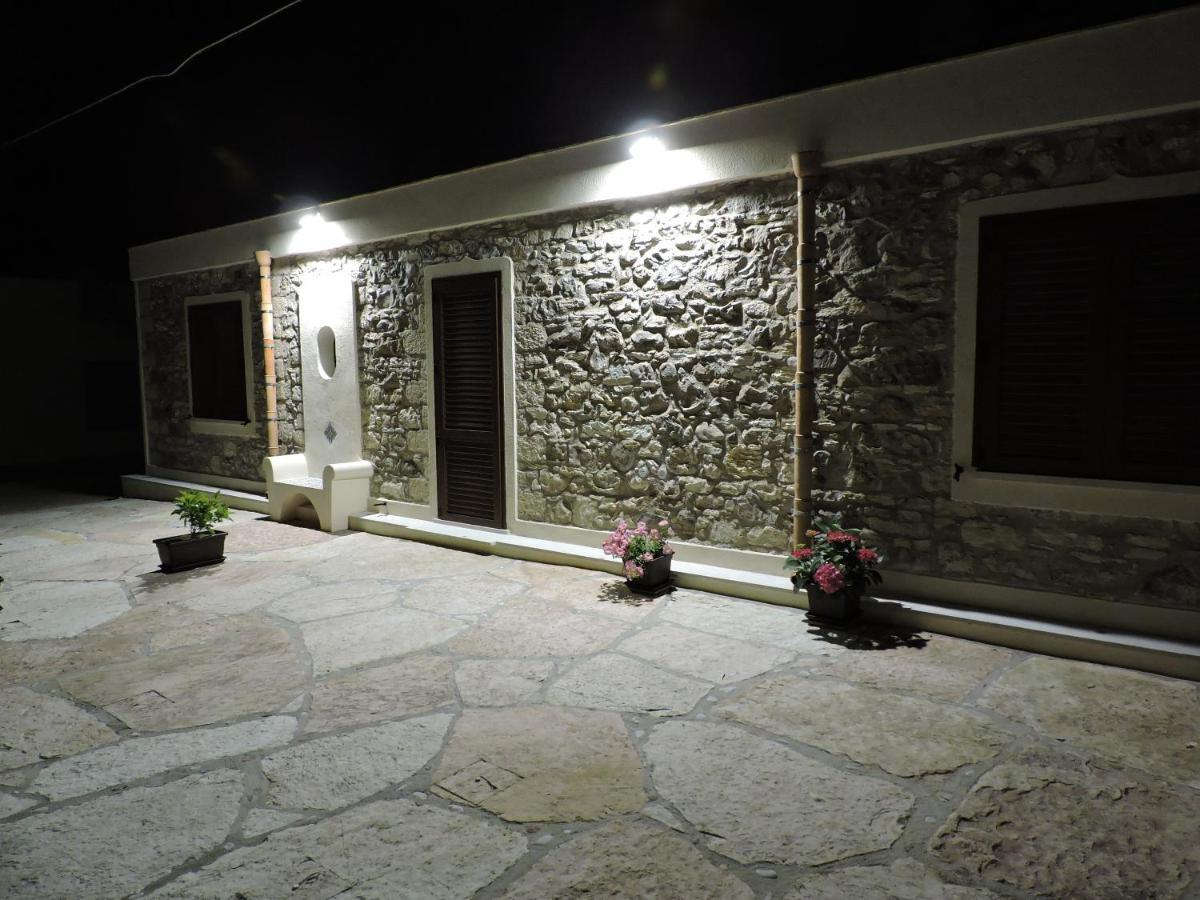 Casale Sammartano Apartments Ummari Exterior photo